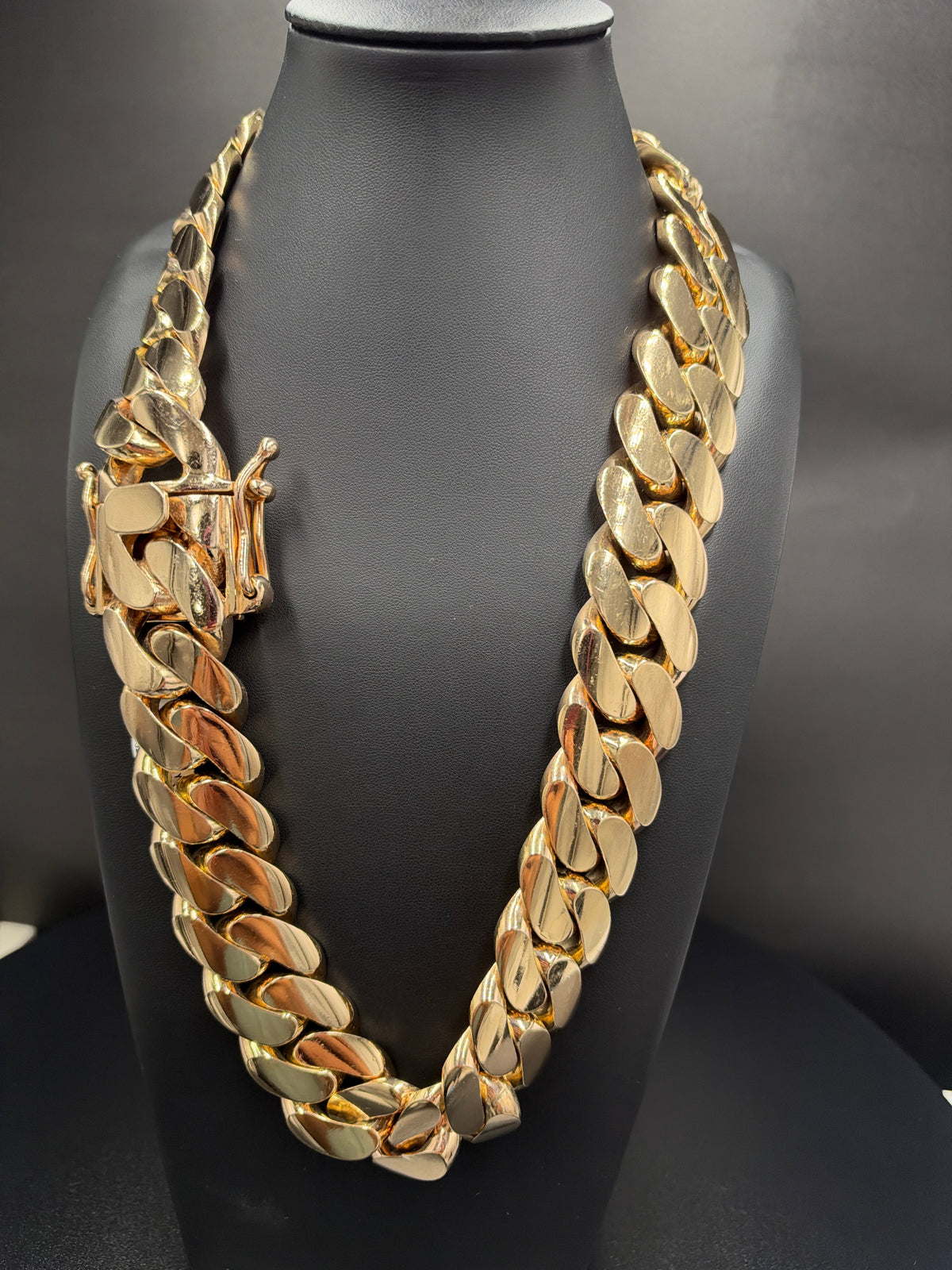 10K Gold Massive Cuban Link Chain – 817.3 Grams | 25mm | 23.5 Inches