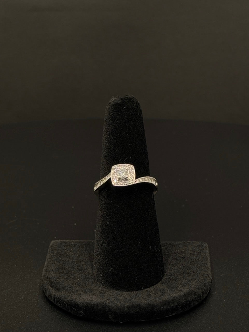 10K Diamond Halo Ring – Size 7, 3.3g | DD Pawn Loans