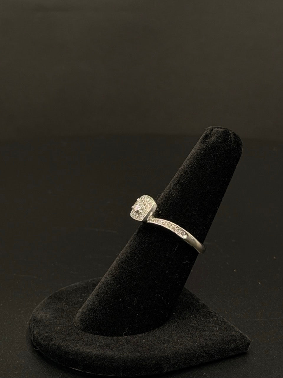 10K Diamond Halo Ring – Size 7, 3.3g | DD Pawn Loans