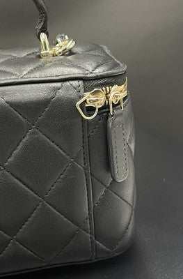 Chanel Quilted Lambskin Vanity Case with Handle Gold Hardware – photo 9