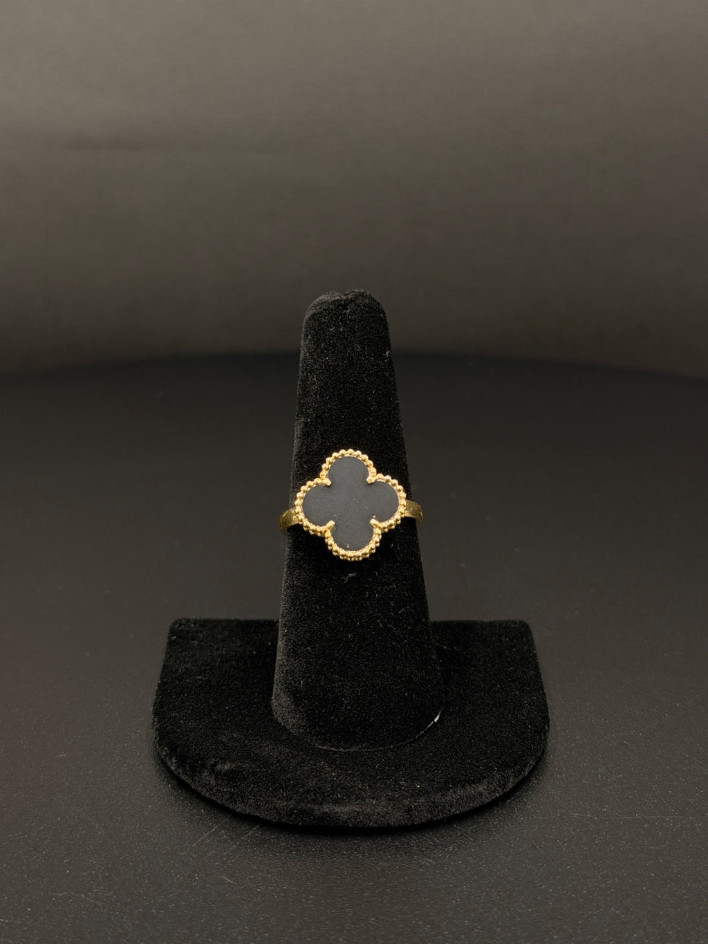 18K Gold Clover Ring Size 7 for Sale