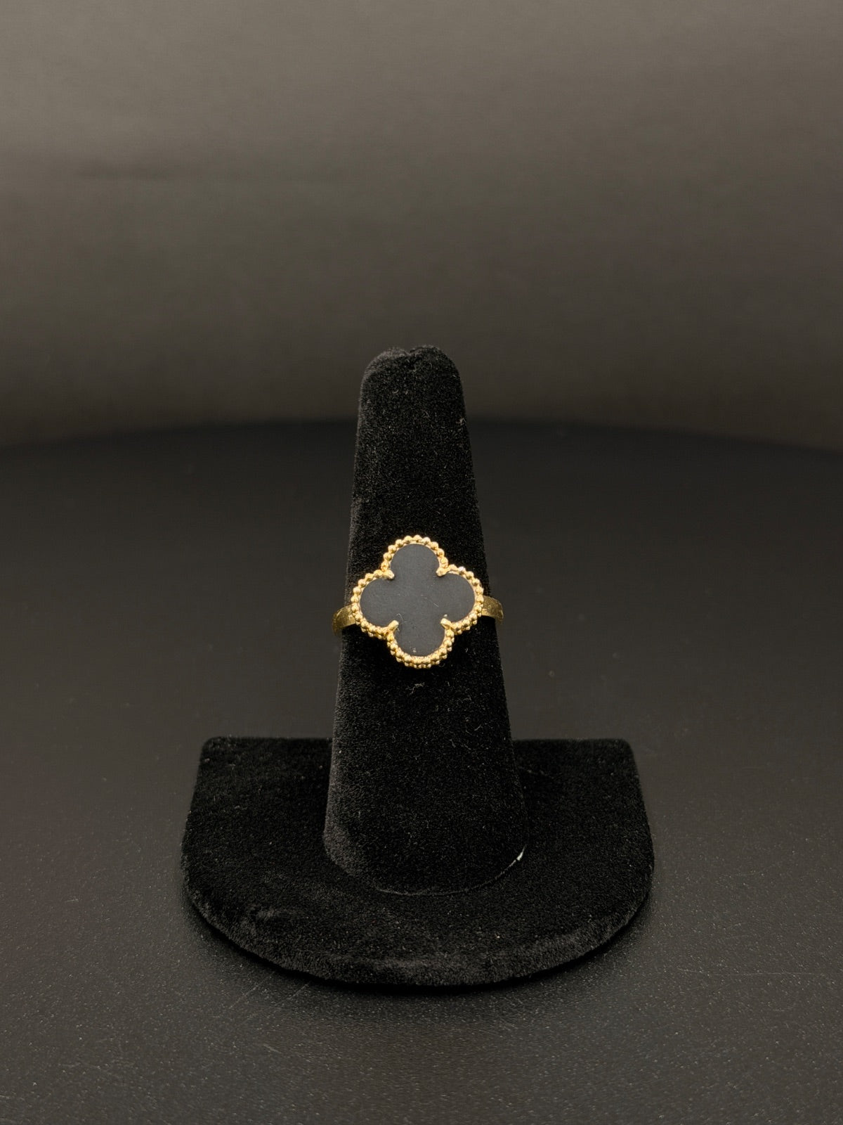 18K Gold Clover Ring Size 7 for Sale