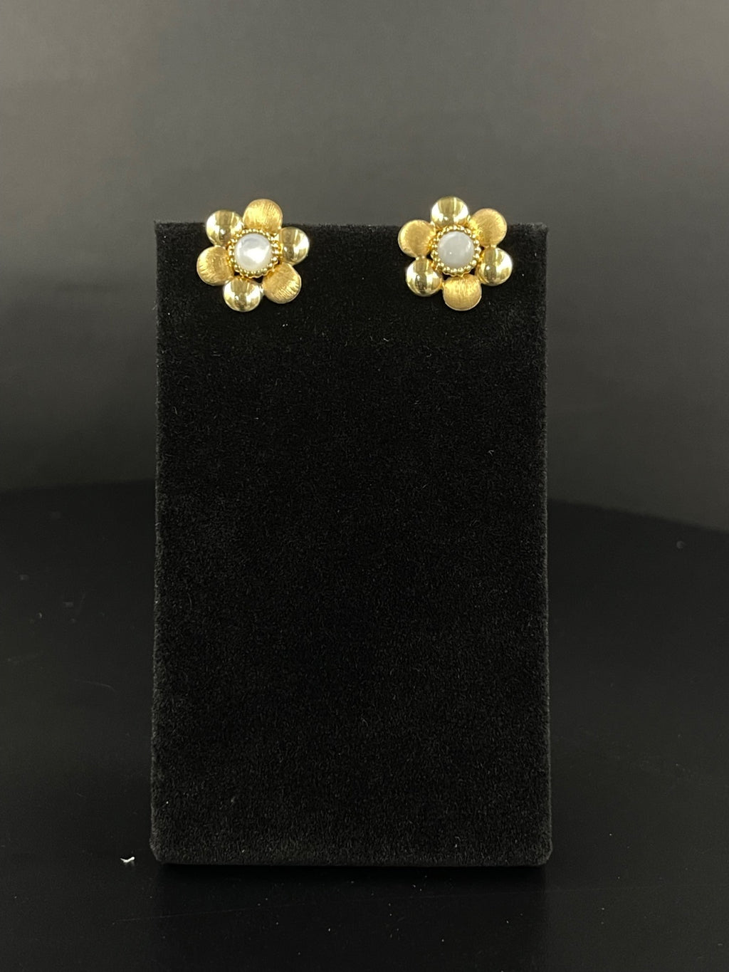 18K Gold Flower Stud Earrings Mother of Pearl 4.6g