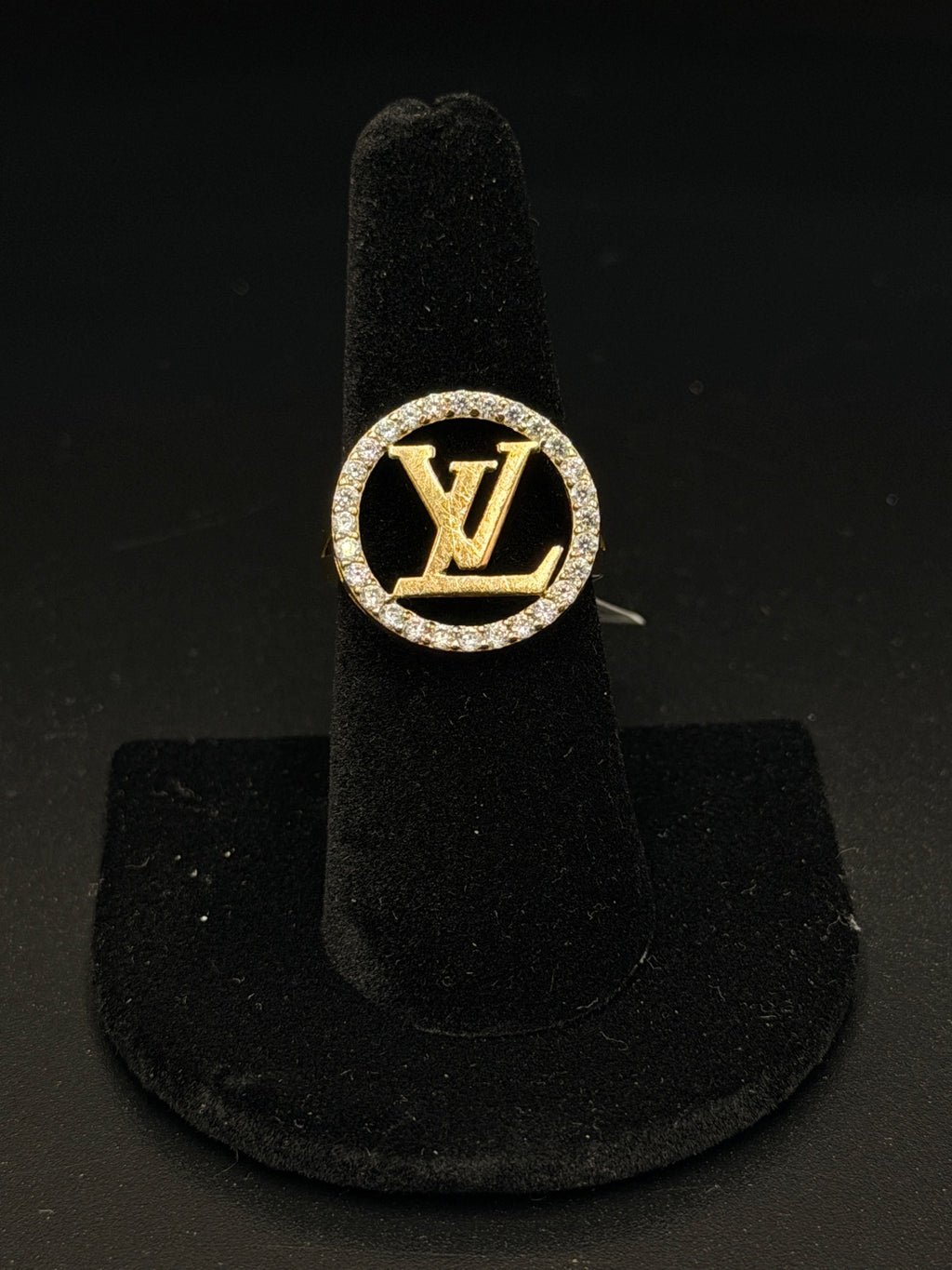 10K Gold LV Logo Ring – 7.5g, Size 7.5 | DD Pawn Loans