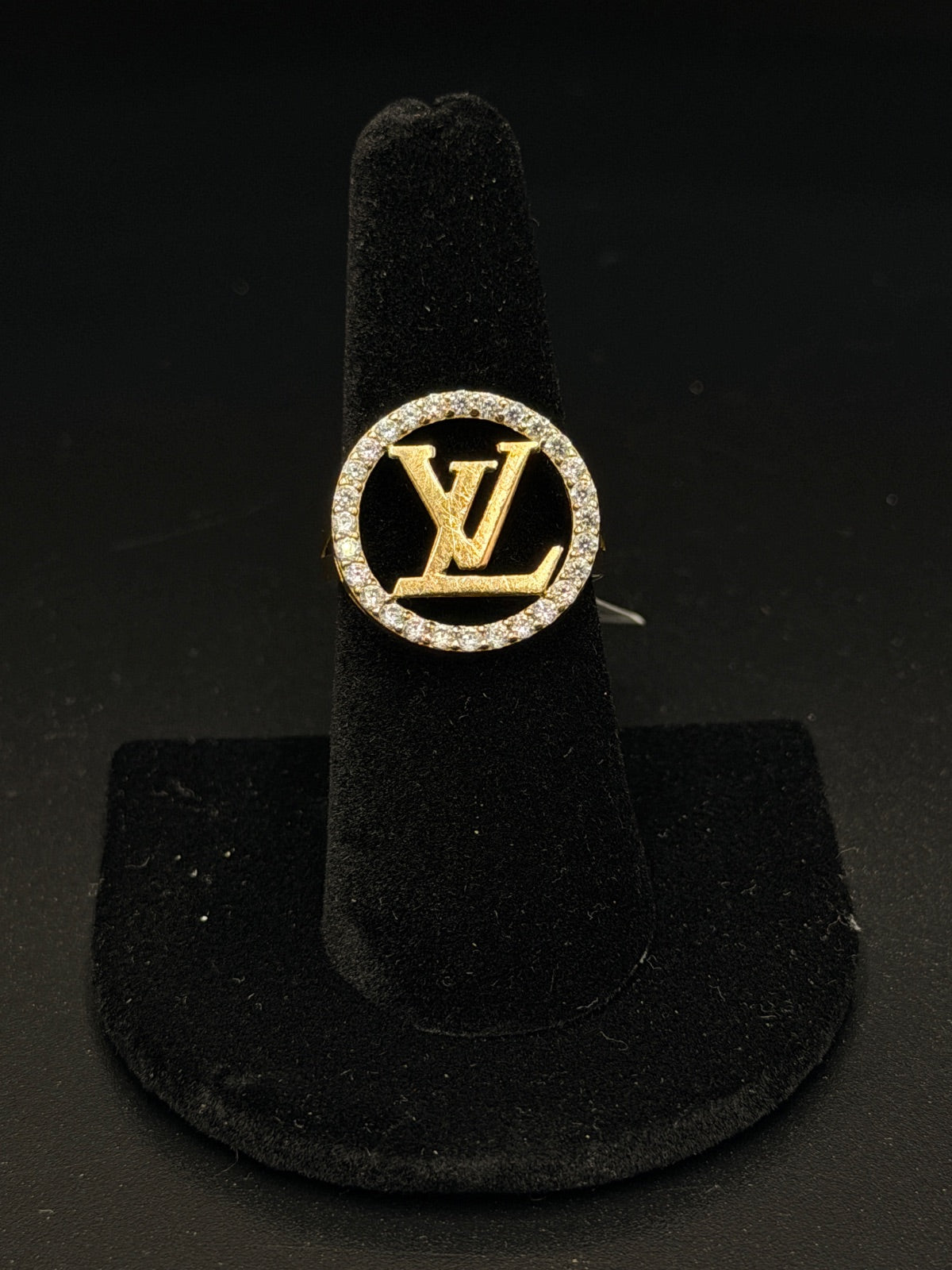 10K Gold LV Logo Ring – 7.5g, Size 7.5 | DD Pawn Loans