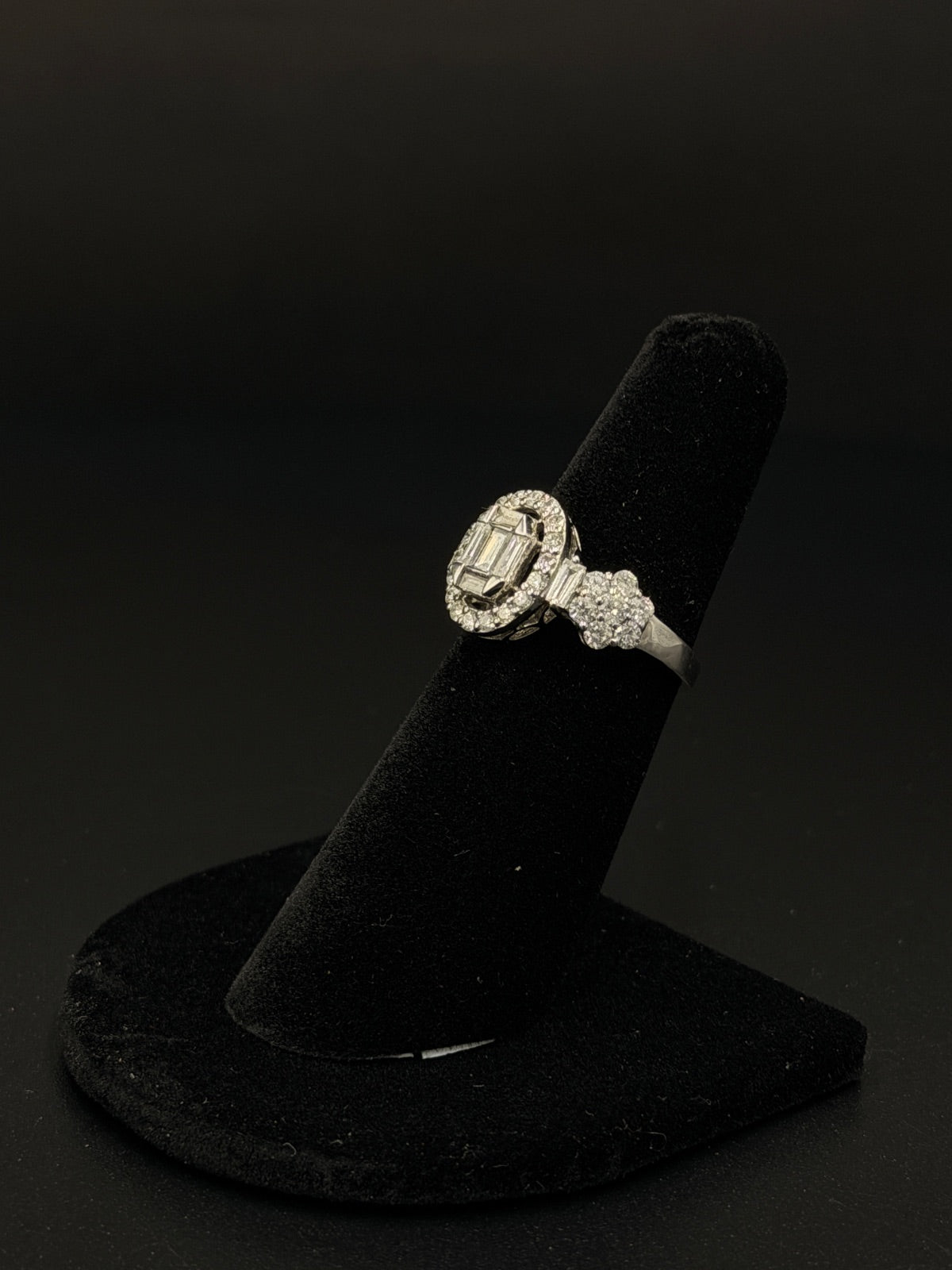18K White Gold Diamond Ring Size 5.5 3.9 Grams — photo 2