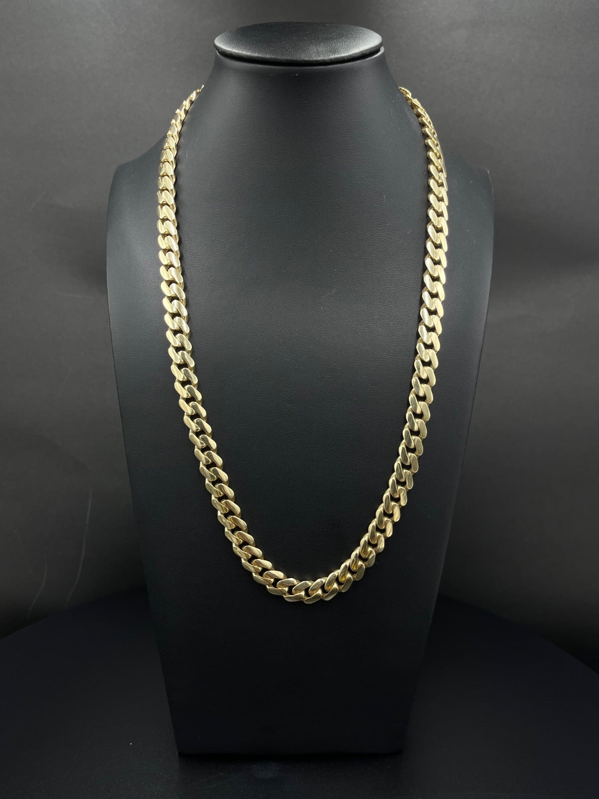 14K Gold Chain Hallow 
8.5mm
22 in