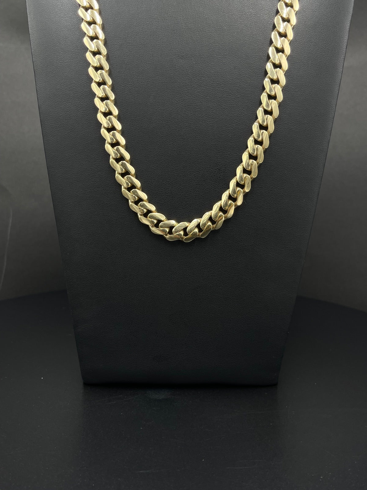 14K Gold Chain Hallow 
8.5mm
22 in