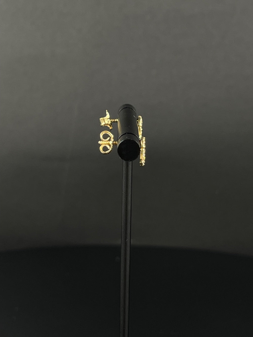 18K Gold Earrings 
8.8mm