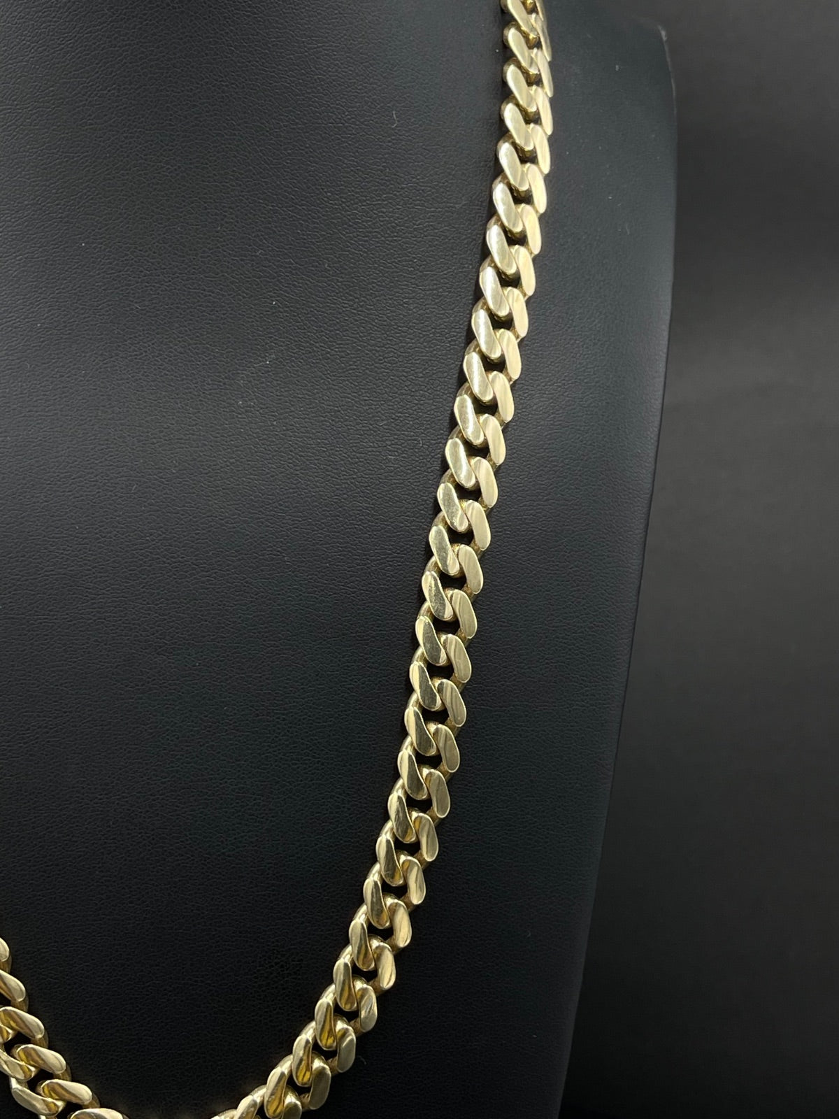 14K Gold Chain Hallow 
8.5mm
22 in